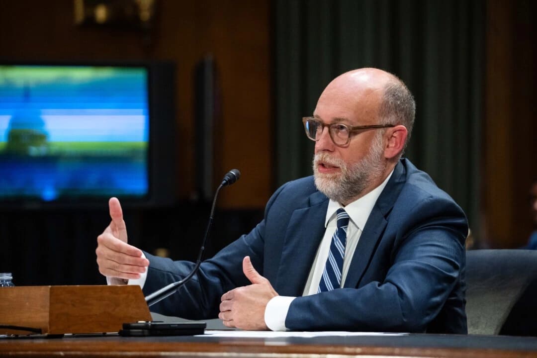 El director de la Oficina de Gestión y Presupuesto, Russ Vought, testifica en el Capitolio en Washington el 25 de junio de 2025. (Madalina Kilroy/The Epoch Times)