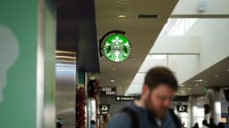 Starbucks recortará 900 puestos de trabajo y cerrará tiendas de bajo rendimiento