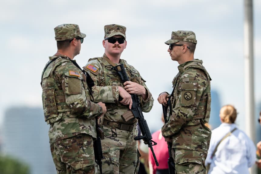 Miembros armados de la Guardia Nacional patrullan el National Mall en Washington el 27 de agosto de 2025. (Madalina Kilroy/The Epoch Times).