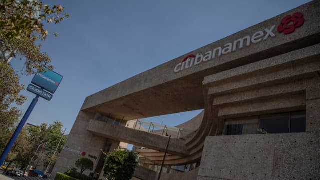 Sheinbaum celebra como “buena noticia” la venta parcial de Banamex a empresario mexicano