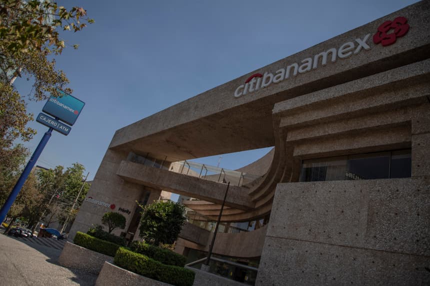 Sheinbaum celebra como “buena noticia” la venta parcial de Banamex a empresario mexicano