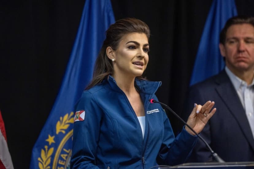 Casey DeSantis habla junto a su marido, el gobernador Ron DeSantis, en una foto de archivo. (Scott Eisen/Getty Images)