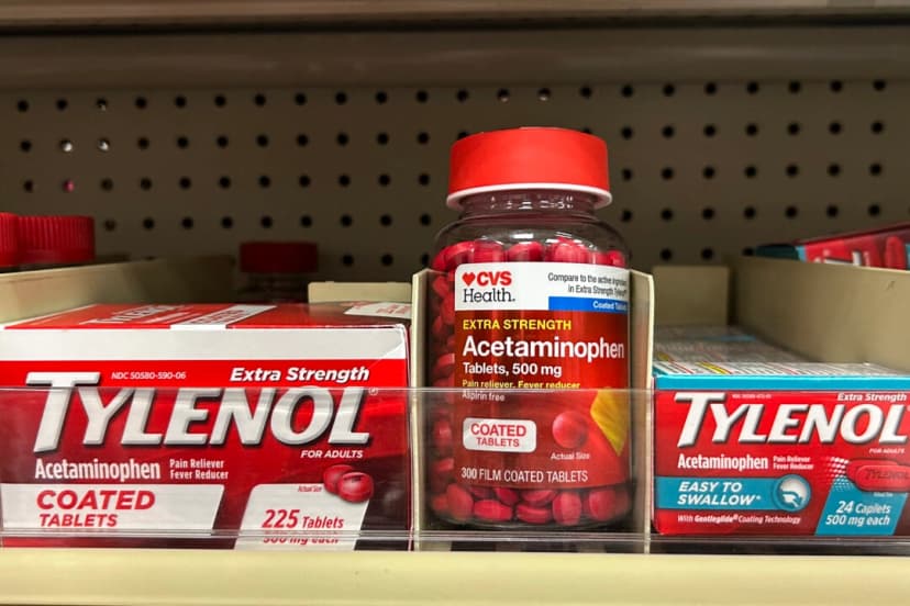 Tylenol y comprimidos de paracetamol en una tienda CVS. (Ronaldo Schemidt/AFP a través de Getty Images)