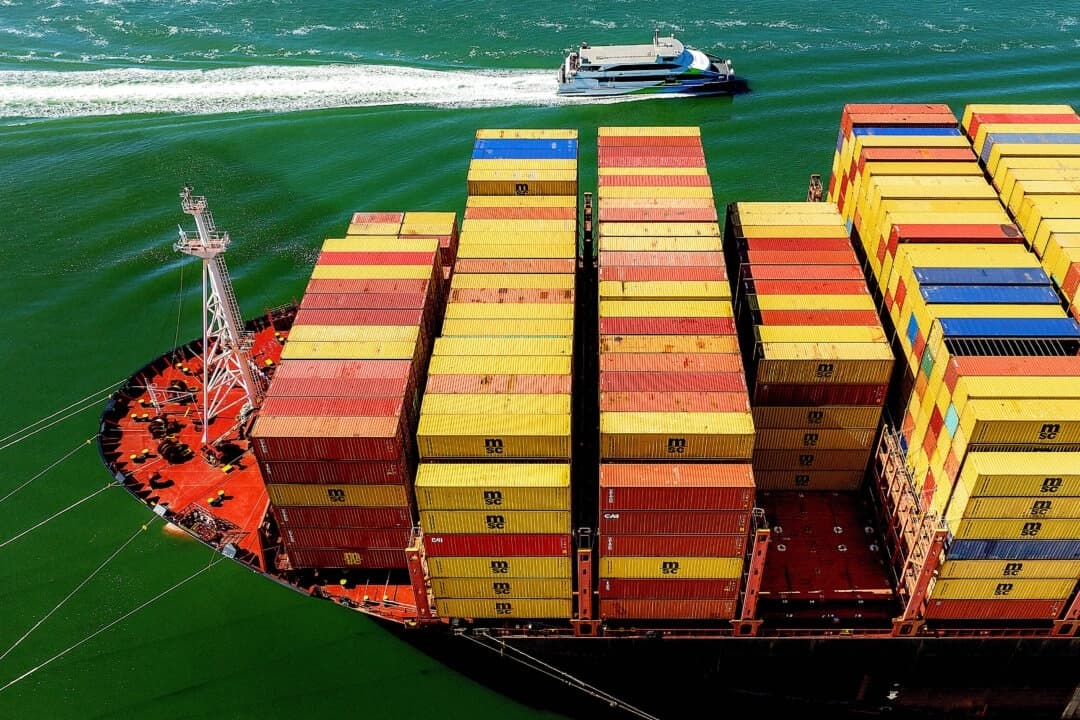 Contenedores de carga llenan un barco en el puerto de Oakland, California, el 6 de agosto de 2025. (AP/Noah Berger)