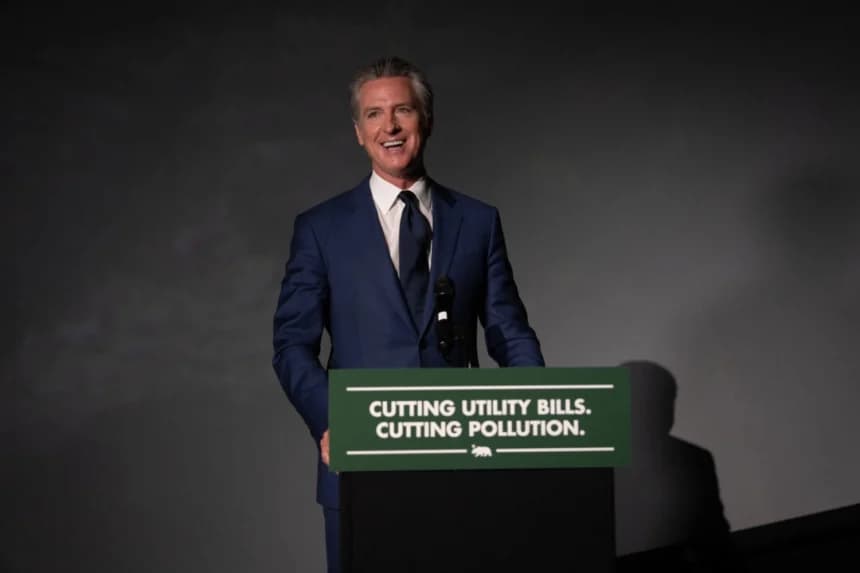 El gobernador Gavin Newsom firmó proyectos de ley para continuar el programa estatal de tope y comercio. (Gobernador Gavin Newsom)