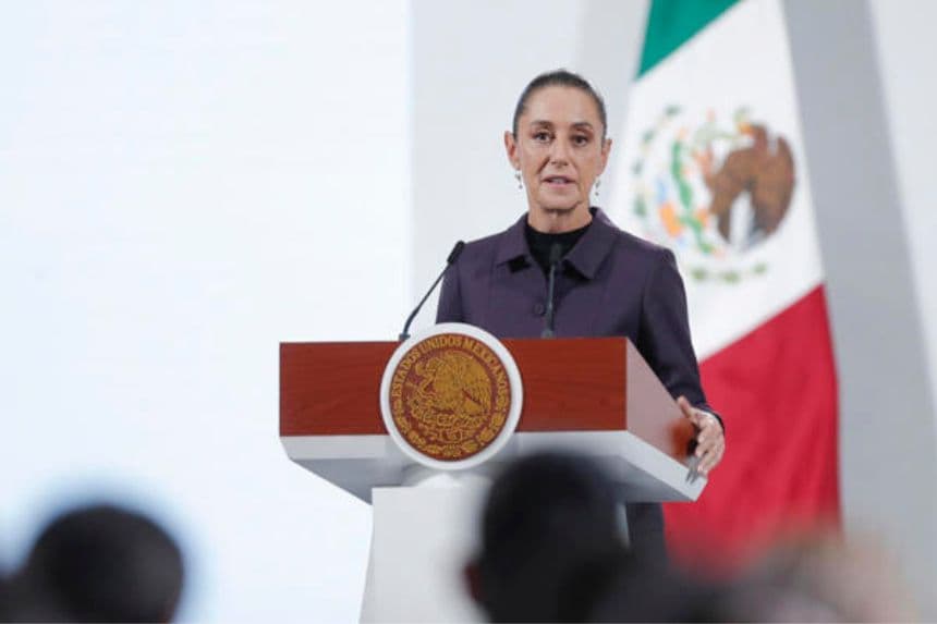 La presidenta de México, Claudia Sheinbaum, participa en una rueda de prensa el 25 de septiembre de 2025 en Palacio Nacional de la Ciudad de México. (EFE/ Isaac Esquivel)