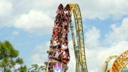 Mujer demanda a Universal en Orlando por lesiones en la misma montaña rusa donde murió un hombre