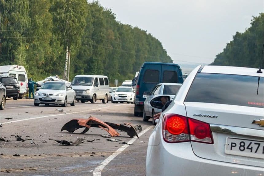 Al menos 14 muertos tras estrellarse minivan de pasajeros contra un tráiler en Perú
