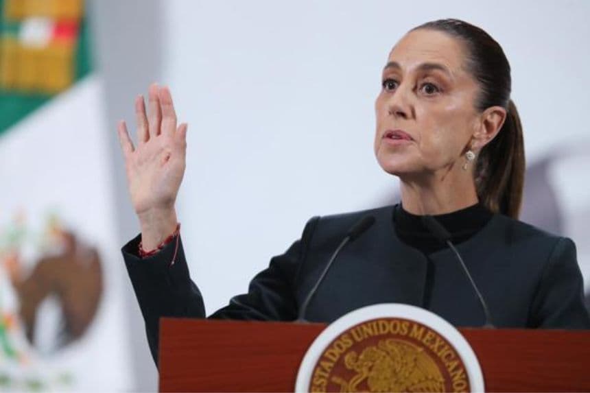 La presidenta de México, Claudia Sheinbaum, habla durante una rueda de prensa el viernes 26 de septiembre de 2025 en el Palacio Nacional de la Ciudad de México. (EFE/ Mario Guzmán)