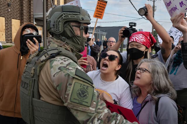 Activistas se enfrentan a la policía federal durante una protesta frente a un centro de tramitación de inmigración, en Broadview, Illinois, el 12 de septiembre de 2025. (Scott Olson/Getty Images)