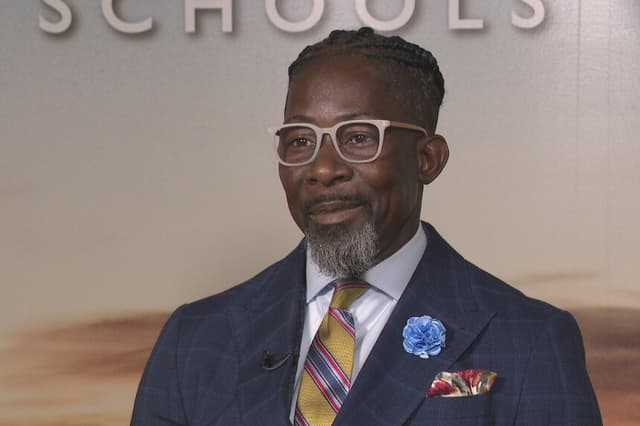 ICE detiene al superintendente de un distrito escolar de Iowa sin permiso de trabajo