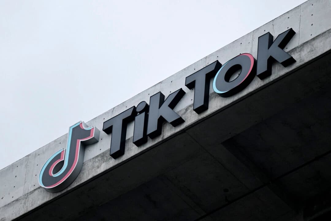 El logotipo de TikTok se ve en la señalización al exterior de las oficinas de la empresa de aplicaciones de redes sociales de TikTok en Culver City, California, el 16 de marzo de 2023. (Patrick T. Fallon/AFP vía Getty Images)