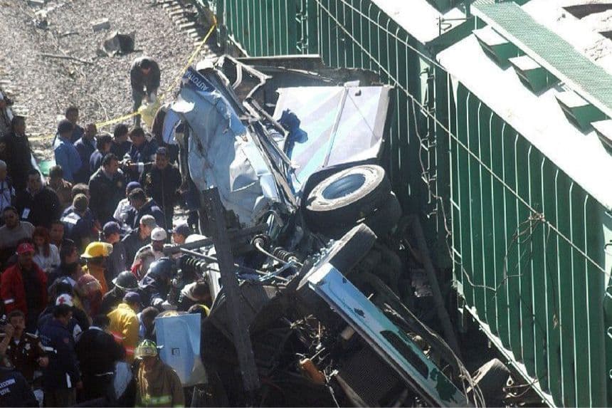 Tren choca contra un autobús de pasajeros y deja al menos 5 muertos en Guanajuato