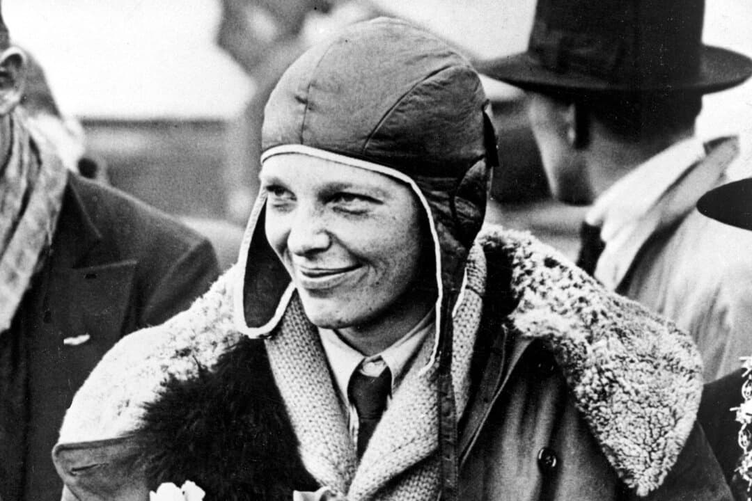 Amelia Earhart posa para las fotos a su llegada a Southampton, Inglaterra, tras su vuelo transatlántico en el "Friendship" desde Burry Point, Gales, el 26 de junio de 1928. (Foto AP/Archivo)