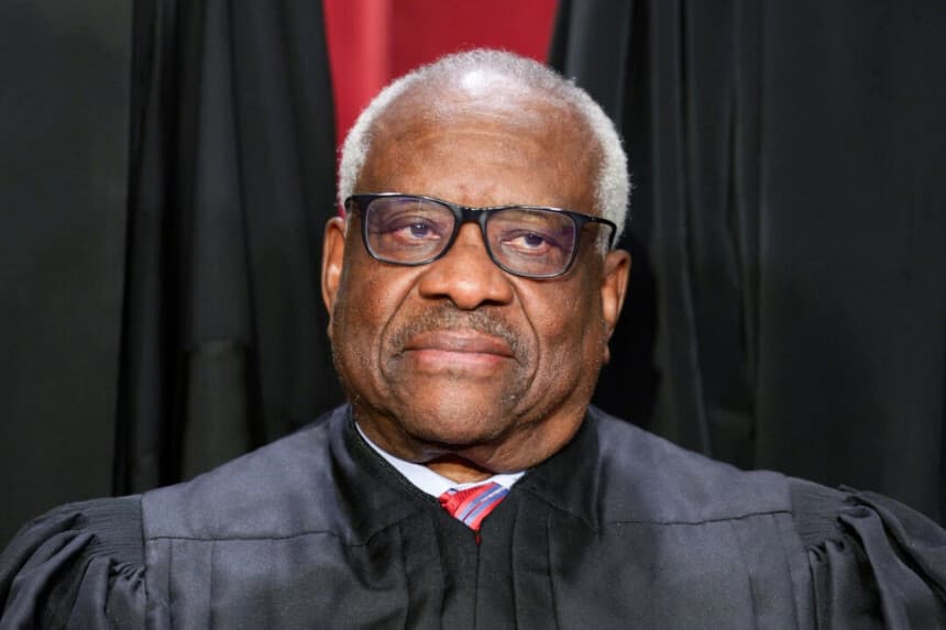 El juez asociado de la Corte Suprema Clarence Thomas posa para una fotografía oficial en la Sala de Conferencias Este del edificio de la Corte Suprema en Washington el 7 de octubre de 2022. Alex Wong/Getty Images