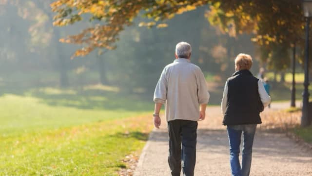 Caminar más de 100 minutos al día reduce el riesgo de dolor de espalda: Estudio