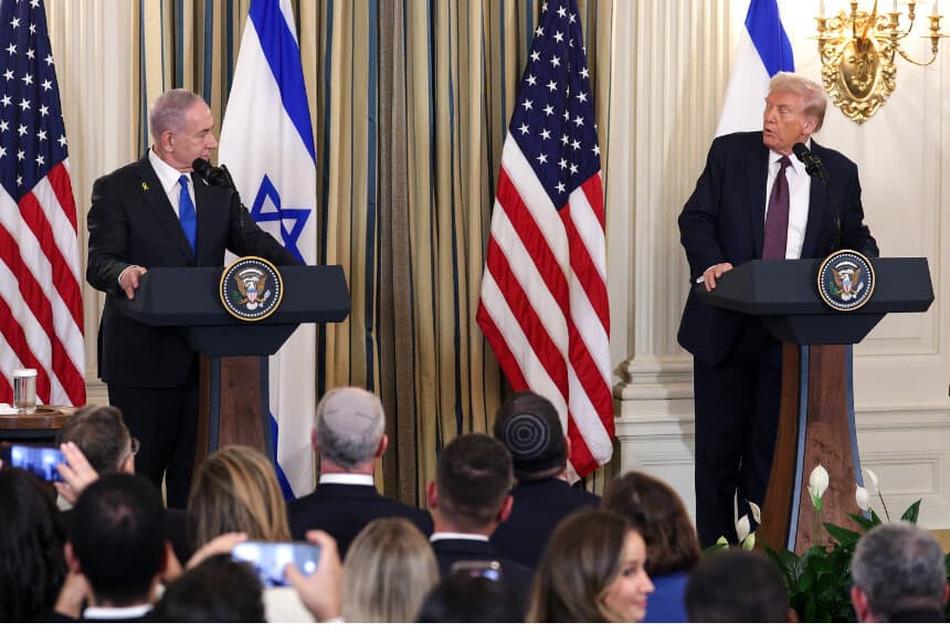 El presidente Donald Trump (derecha) y el primer ministro israelí Benjamin Netanyahu celebran una rueda de prensa conjunta en el Comedor de Estado de la Casa Blanca el 29 de septiembre de 2025. (Alex Wong/Getty Images).