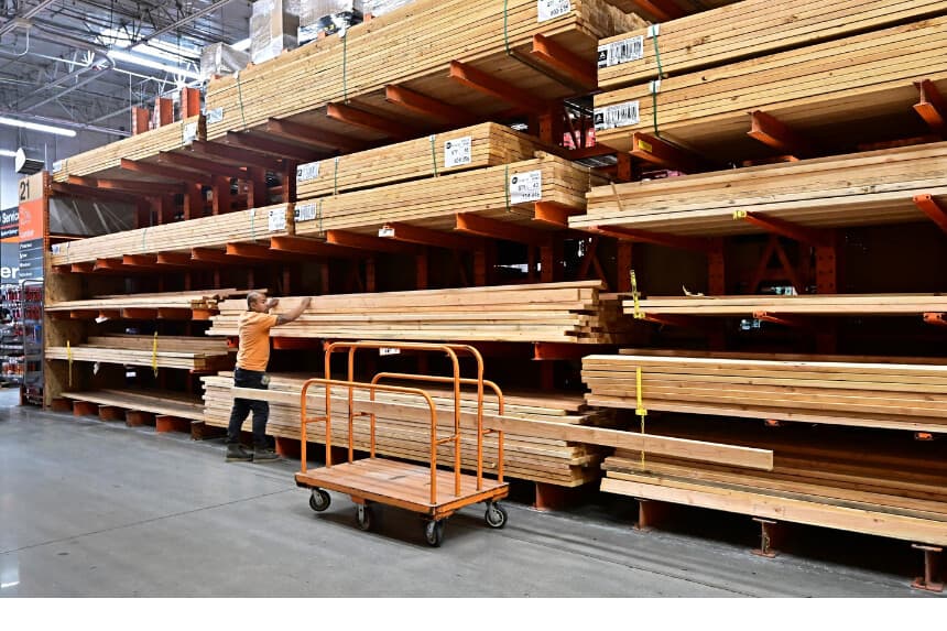 Un hombre elige su pieza de madera en la sección de madera de una tienda de bricolaje en Temple City, California, el 10 de septiembre de 2025. (Frederic J. Brown/AFP a través de Getty Images).
