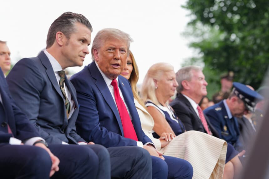 El secretario de Guerra Pete Hegseth (izquierda) y el presidente Donald Trump asisten al desfile del 250 aniversario del Ejército en Washington el 14 de junio de 2025. (Doug Mills/AFP vía Getty Images).