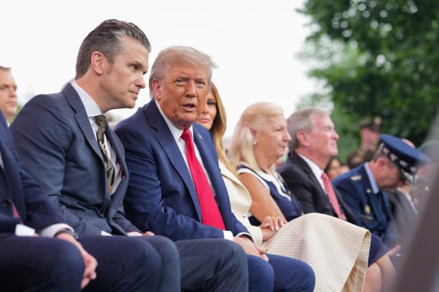 Trump y Hegseth reúnen a líderes militares en Virginia