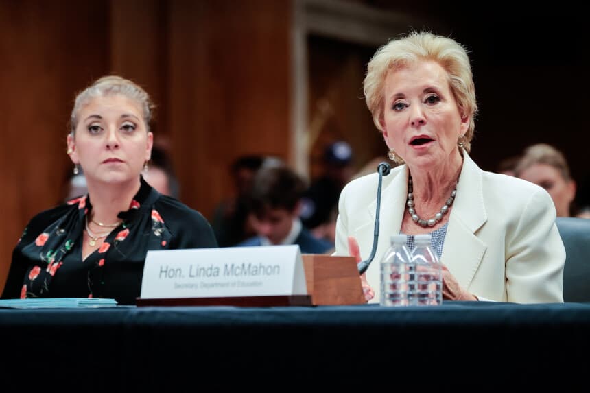 La secretaria de Educación, Linda McMahon (derecha), y la analista presupuestaria del Departamento de Educación, Hillary Perkins, testifican ante el Comité de Asignaciones del Senado en el Capitolio, en Washington, el 3 de junio de 2025. (Chip Somodevilla/Getty Images).