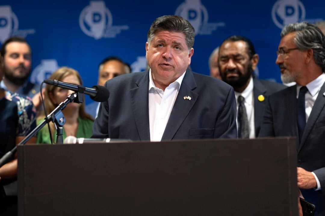 El gobernador de Illinois, JB Pritzker, habla durante una rueda de prensa con los demócratas de Texas en la sede del sindicato International Union of Painters and Allied Trades en Aurora, Illinois, el 5 de agosto de 2025. (Scott Olson/Getty Images).