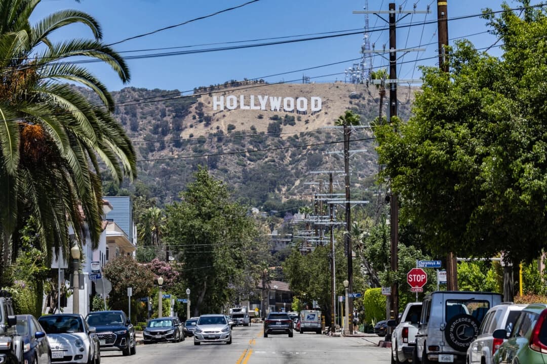 El mundialmente famoso letrero de Hollywood visto desde Los Ángeles el 30 de junio de 2025. (John Fredricks/The Epoch Times)