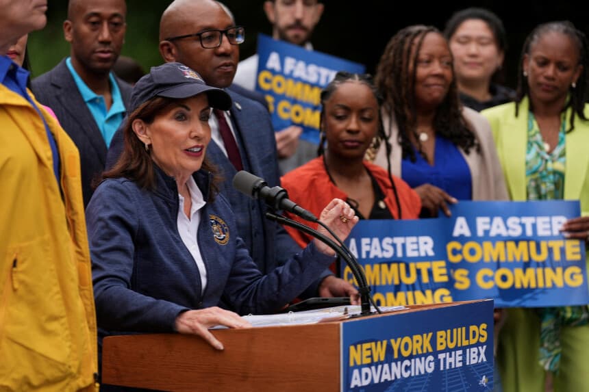 La gobernadora de Nueva York, Kathy Hochul, se dirige a los medios de comunicación durante una rueda de prensa sobre el futuro del Interborough Express (IBX), en Brooklyn, Nueva York, el 1 de agosto de 2025. (Reuters/Adam Gray/Foto de archivo).
