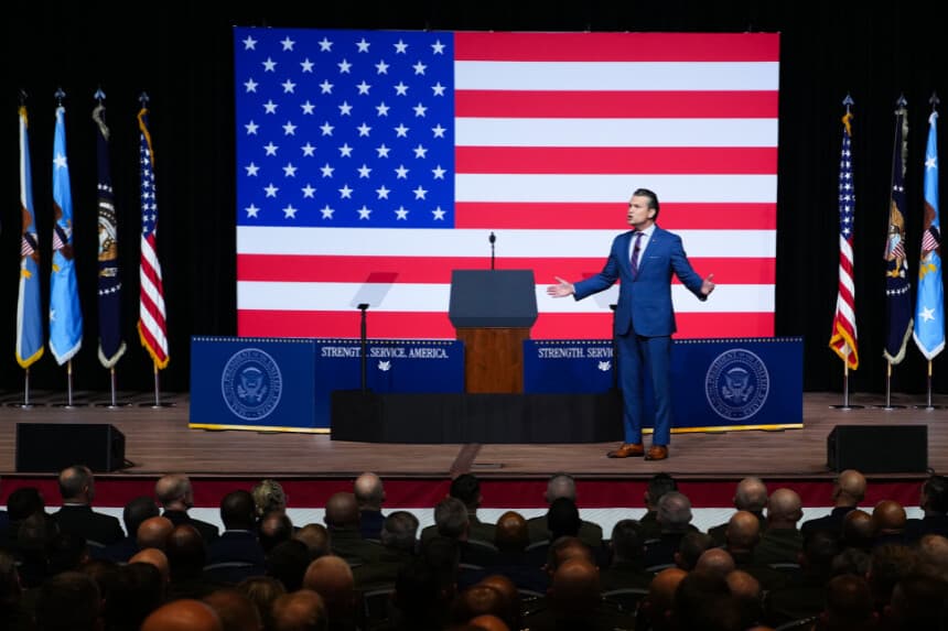 El secretario de Guerra Pete Hegseth se dirige a altos mandos militares en la Base del Cuerpo de Marines de Quantico, en Quantico, Virginia, el 30 de septiembre de 2025. (Andrew Harnik/Getty Images).