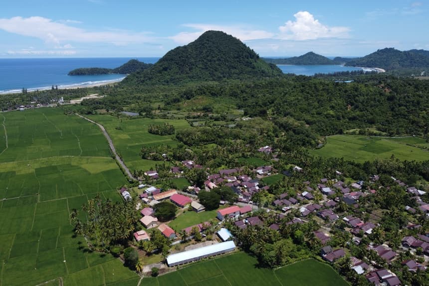 Vista aérea general de Aceh Jaya, Indonesia, en una imagen de archivo tomada el 25 de abril de 2025. (EFE/EPA/HOTLI SIMANJUNTAK)