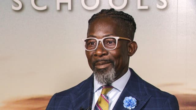 Junta Escolar de Iowa retira licencia al superintendente detenido por el ICE