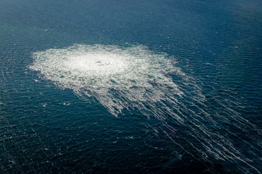 Burbujas de gas procedentes del gasoducto Nord Stream 2 cerca de Bornholm, Dinamarca, el 27 de septiembre de 2022. (Comando de Defensa Danés/Documentación facilitada por Reuters).