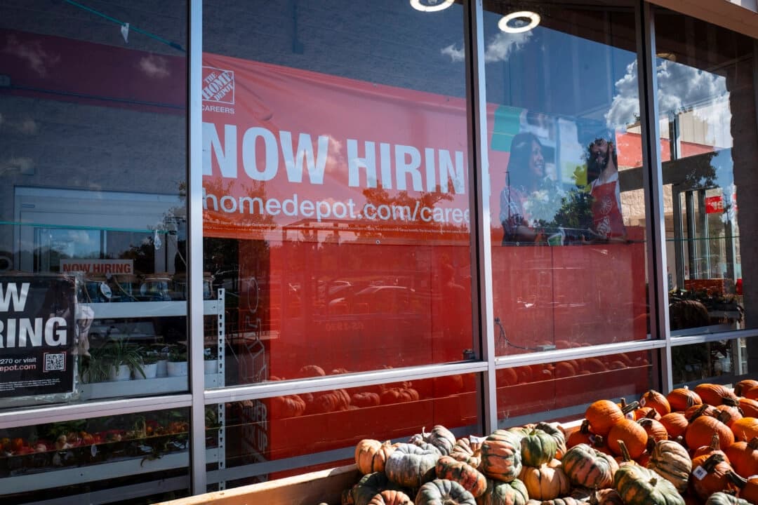 Un anuncio de contratación se muestra en una tienda en Columbia, Maryland, el 18 de septiembre de 2025. (Madalina Kilroy/The Epoch Times)