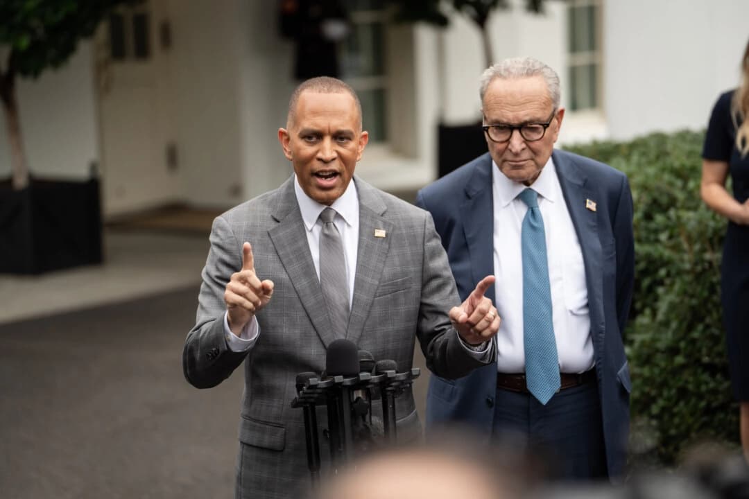 El líder de la minoría del Senado, Chuck Schumer (D-N.Y.), y el líder de la minoría de la Cámara de Representantes, Hakeem Jeffries (D-N.Y.), hablan tras una reunión para negociar la legislación de financiación con el fin de evitar el cierre del gobierno en la Casa Blanca el 29 de septiembre de 2025. (Madalina Kilroy/The Epoch Times)