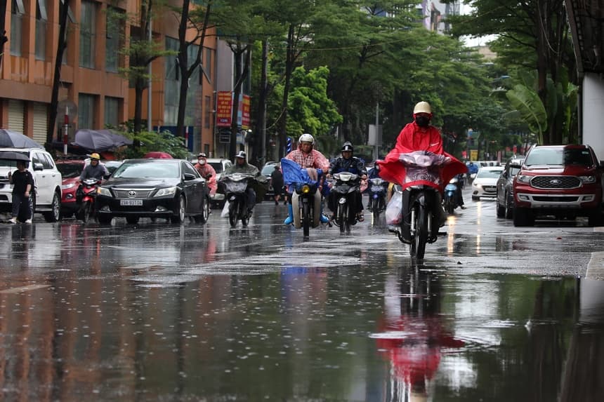 Las calles de Hanói empapadas por la lluvia provocada por el tifón Bualoi.
(EFE/EPA/LUONG THAI LINH)