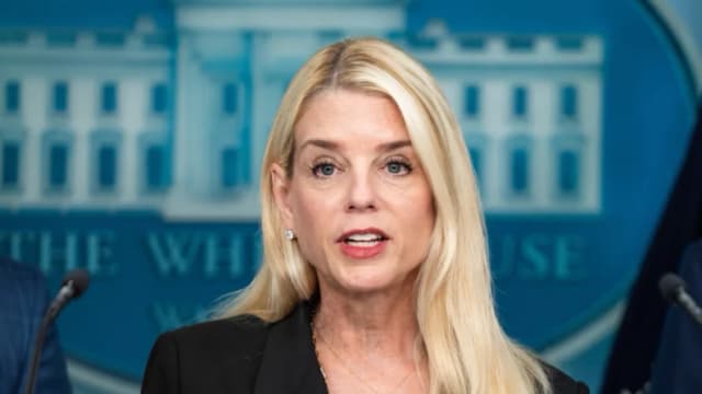 Bondi ordena al FBI, la DEA y otras agencias del DOJ proteger instalaciones del ICE