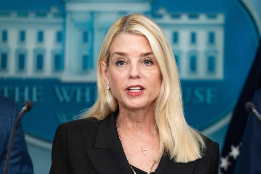 La fiscal general Pam Bondi habla durante una conferencia de prensa en la Casa Blanca, en Washington, el 11 de agosto de 2025. (Madalina Kilroy/The Epoch Times)