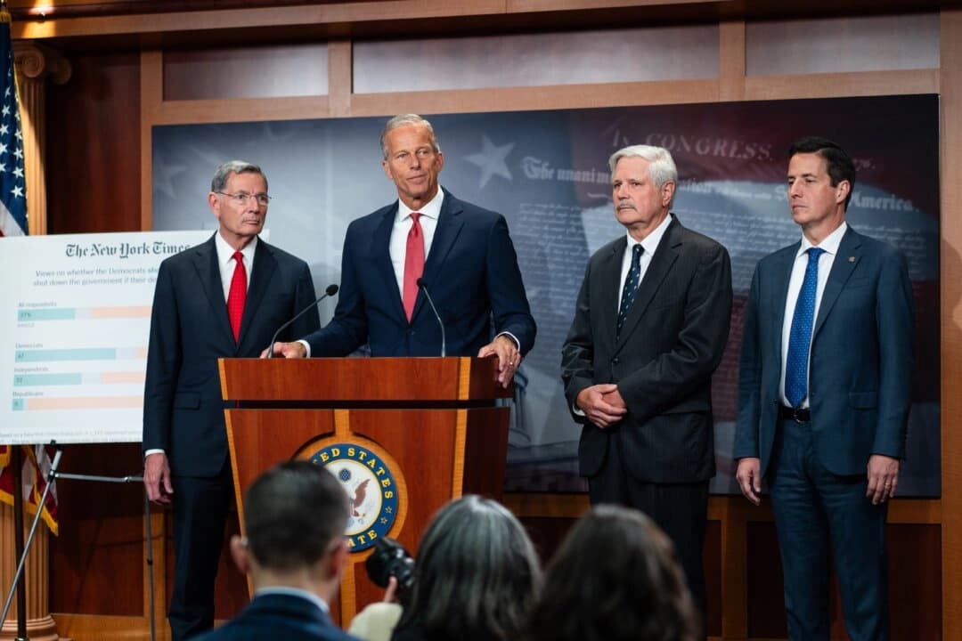 El líder de la mayoría del Senado, John Thune (RS.D.), acompañado por los senadores John Barrasso (R-Wyo.), John Hoeven (RN.D.) y Bernie Moreno (R-Ohio), habla durante una conferencia de prensa mientras el gobierno está al borde del cierre en medio de un enfrentamiento partidista, en el Capitolio en Washington el 30 de septiembre de 2025. (Madalina Kilroy/The Epoch Times)
