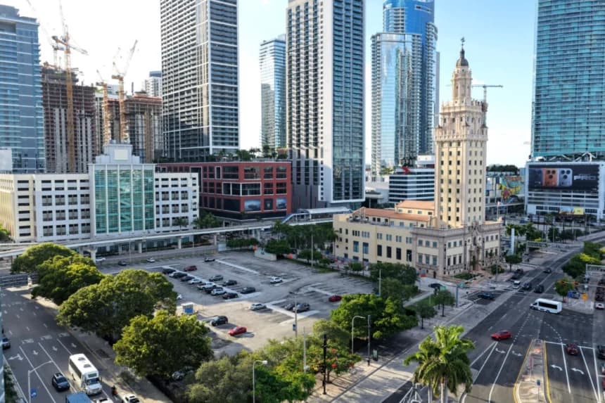 Un estacionamiento junto a la Freedom Tower fue aprobado por funcionarios de Florida para ser donado como posible sede de la futura biblioteca presidencial del expresidente Donald Trump, en Miami, Florida, el 30 de septiembre de 2025. (Joe Raedle/Getty Images)