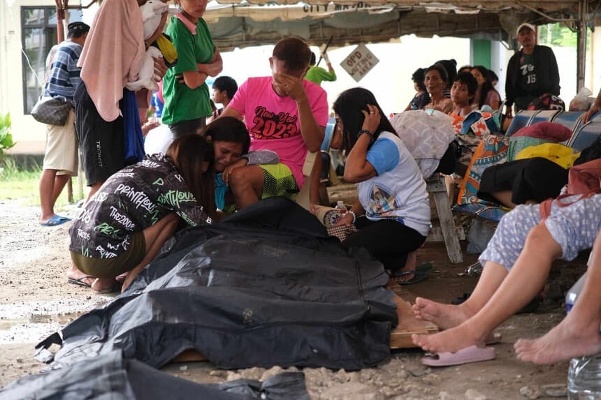 Tras terremoto, varias personas lloran junto a una bolsa para cadáveres en la ciudad de Bogo, provincia de Cebú, Filipinas, el 1 de octubre de 2025. (Foto AP).