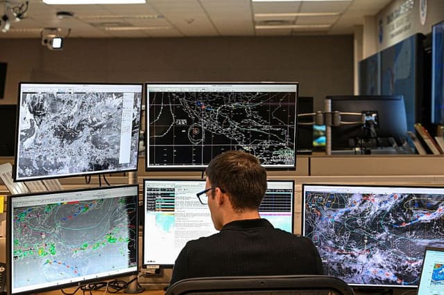 Imelda pone en alerta a Bermudas, mientras Humberto azota la costa de EE. UU.