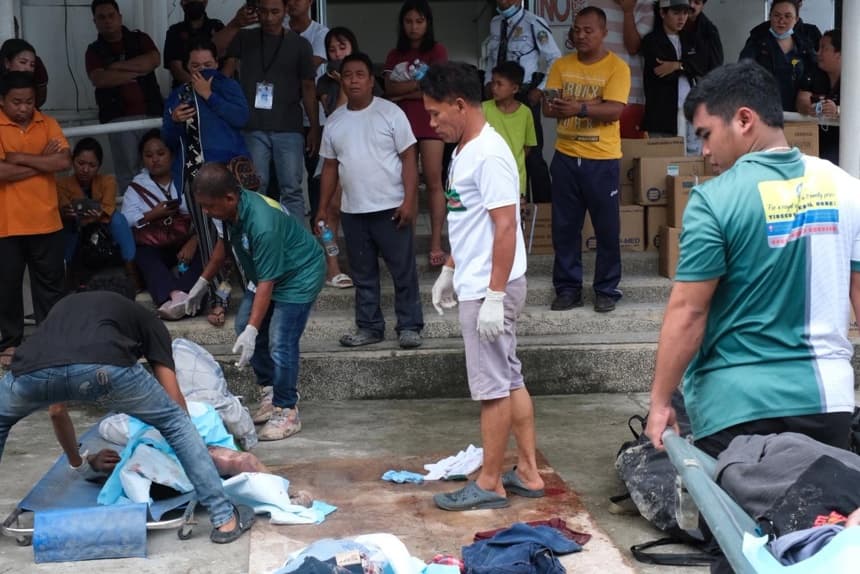 Un grupo de filipinas con una víctima del terremoto que azotó el archipiélago.
(EFE/EPA/JUANITO ESPINOSA EDITORS NOTE: GRAPHIC CONTENT)