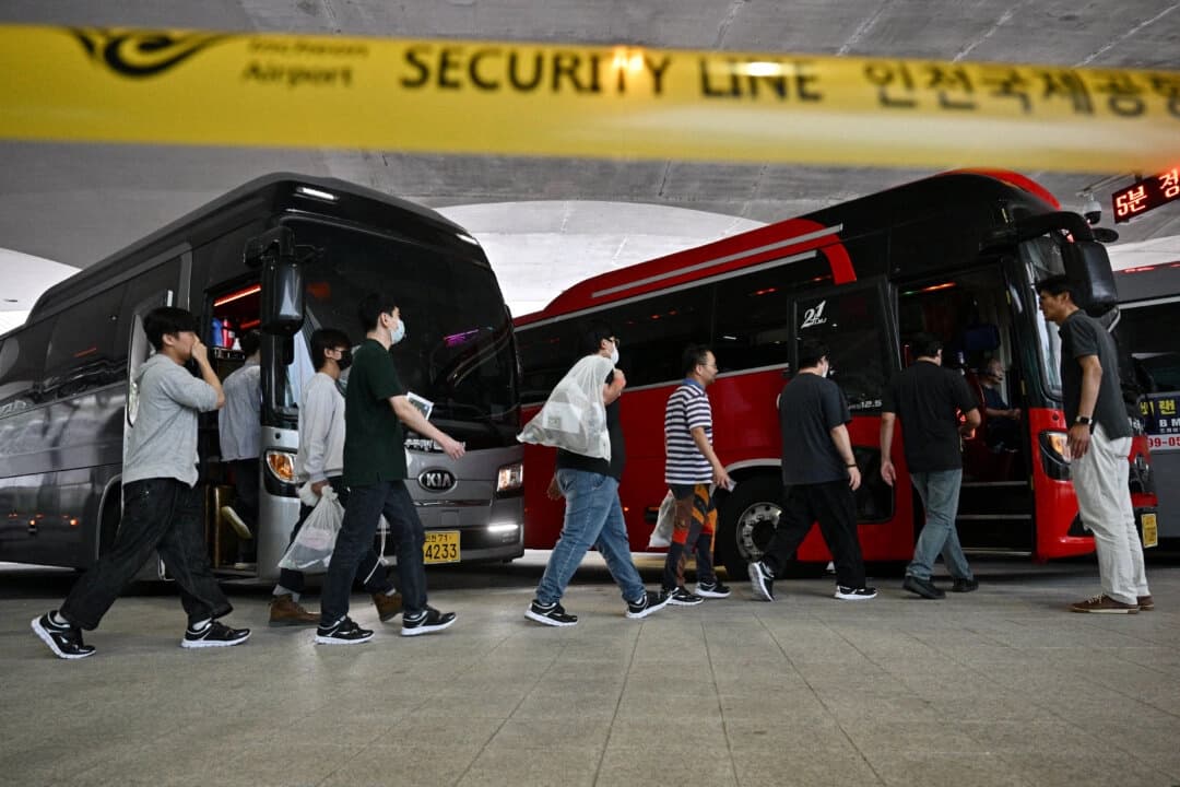 Trabajadores surcoreanos llegan al Aeropuerto Internacional de Incheon, en Incheon, Corea del Sur, el 12 de septiembre de 2025. (Anthony Wallace/AFP a través de Getty Images).