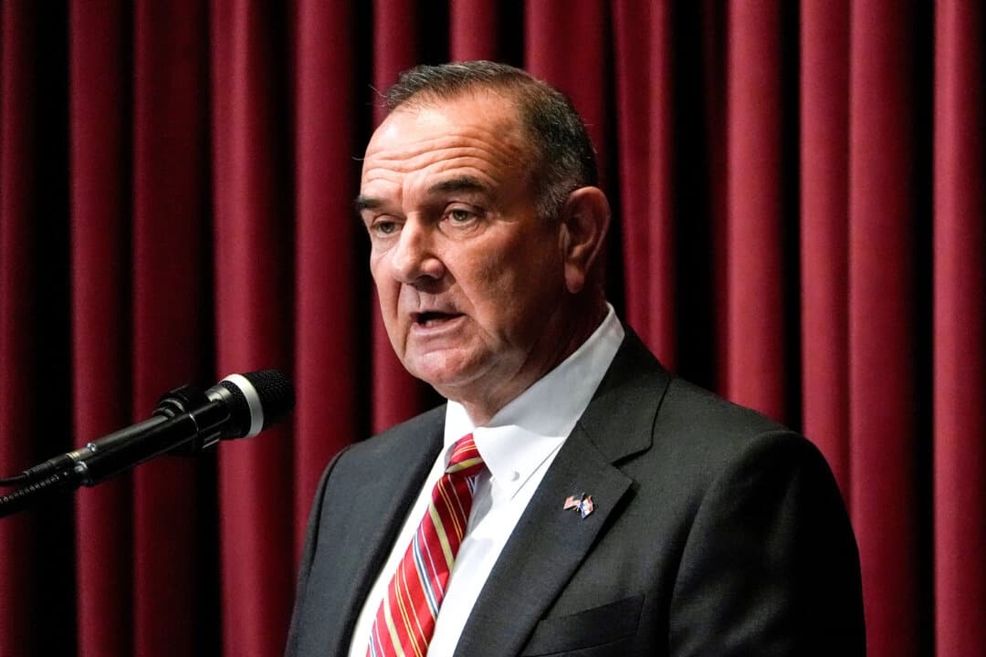 El gobernador de Misuri, Mike Kehoe, pronuncia el discurso sobre el estado del estado en Jefferson City, Misuri, el 28 de enero de 2025. (Jeff Roberson/AP Photo).