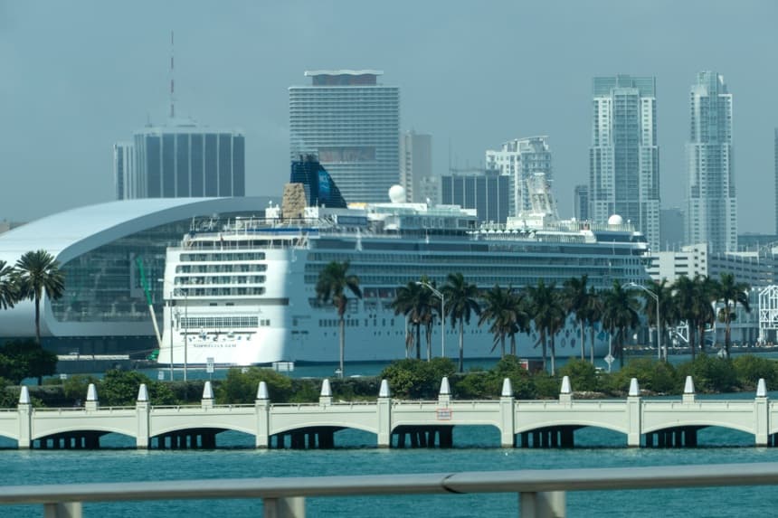Vista del crucero Mariner of the Seas de la compañía Royal Caribbean atracado en la Bahía de Miami, Florida. Imagen de archivo. (EFE/Giorgio Viera)