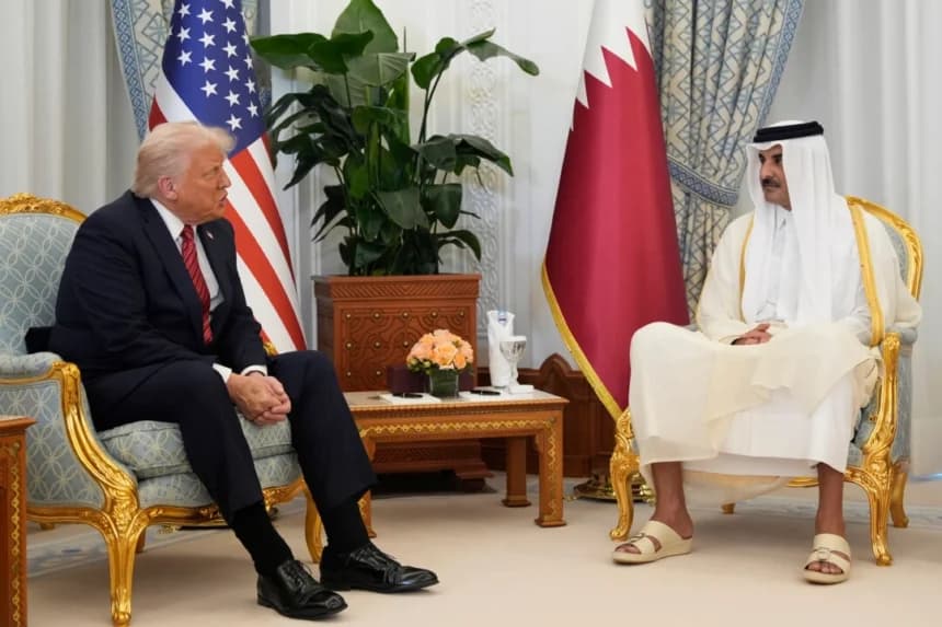 El presidente Donald Trump (izq.) y el emir de Catar, jeque Tamim bin Hamad Al Thani, se reúnen en el Amiri Diwan en Doha, Catar, el 14 de mayo de 2025. (Alex Brandon/AP)