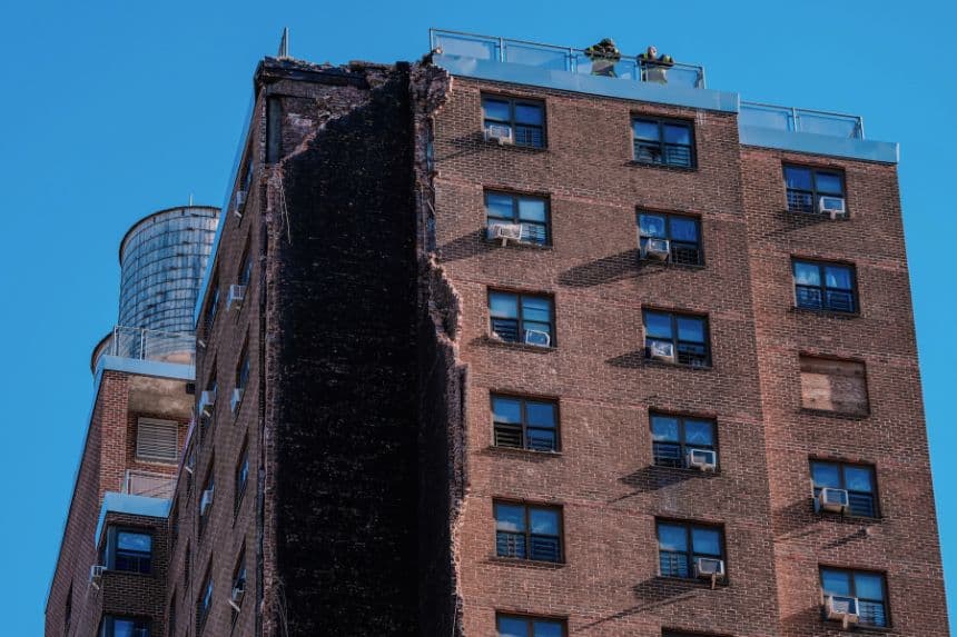 Los bomberos se encuentran en el techo de un edificio que se derrumbó parcialmente en el Bronx, Nueva York, el miércoles 1 de octubre de 2025. (Foto AP/Eduardo Munoz Alvarez)