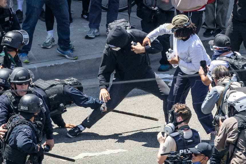 Oficiales de la policía de Los Ángeles se preparan para enfrentarse a manifestantes contra la inmigración en Los Ángeles, California, el 8 de junio de 2025. (John Fredricks/The Epoch Times).