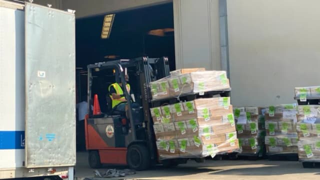 Tres acusados por supuesta trama para vender carretillas elevadoras chinas como "Hecho en EE. UU."