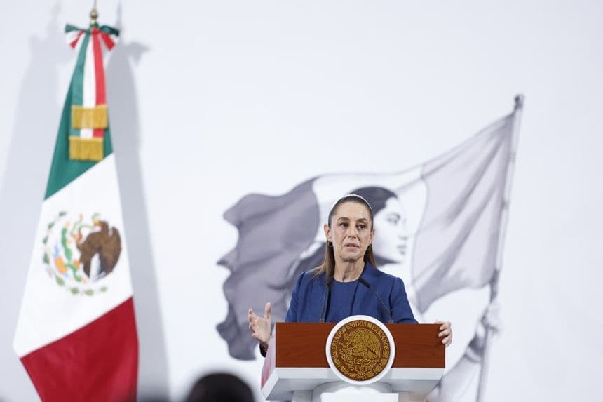 La presidenta de México, Claudia Sheinbaum, habla durante una rueda de prensa este miércoles, en el Palacio Nacional de la Ciudad de México, México. (EFE/ Sáshenka Gutiérrez)